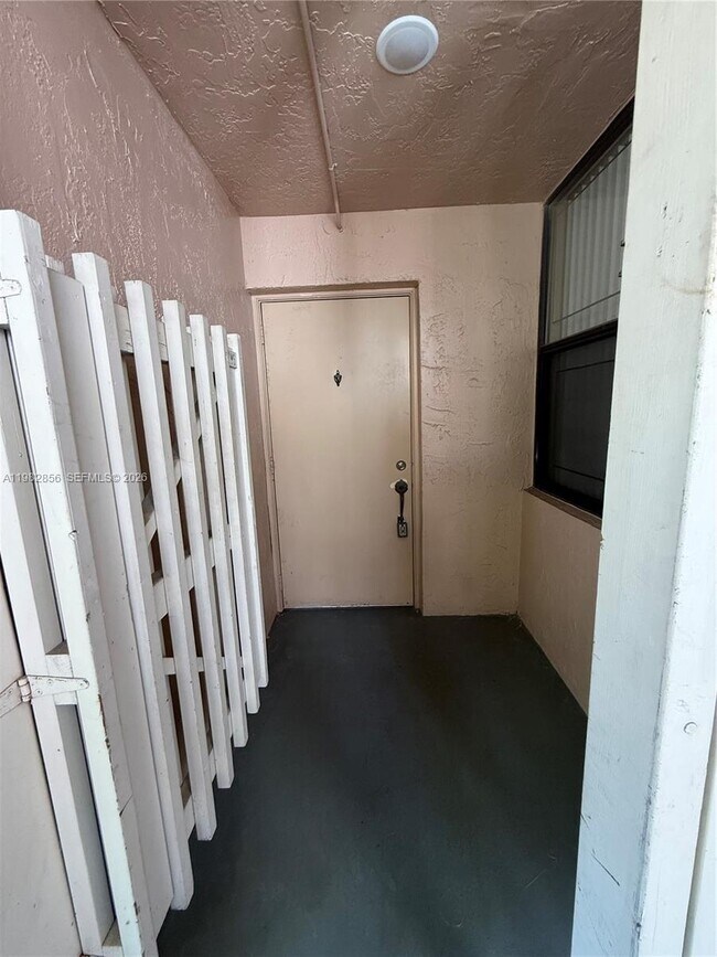 Foto del edificio - 6800 Cypress Rd