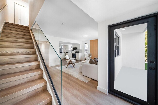 Foto del edificio - 7996 Crespi Blvd