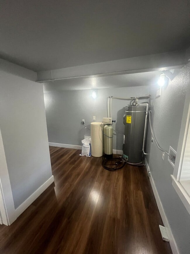 Building Photo - 695 Passover Rd