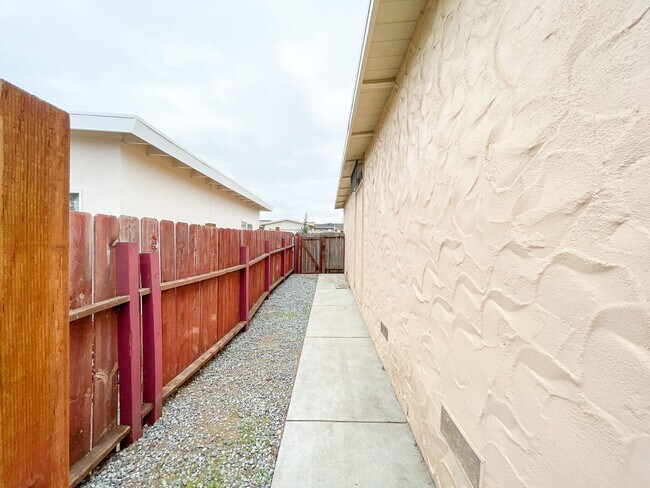 Building Photo - Charming Newly Remodeled Single Family Hom...
