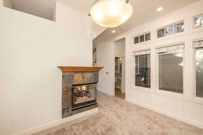 Building Photo - Beautifully Maintained 3 Bed/2.5 Bath Craf...