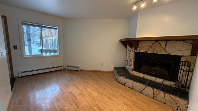 Building Photo - A lovely (1) one bedroom, (1) one bathroom Townhouse style condo!