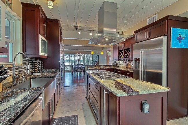 Foto del edificio - 4214 Ortega Forest Dr
