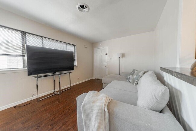 Foto del edificio - 4723 Merwin St