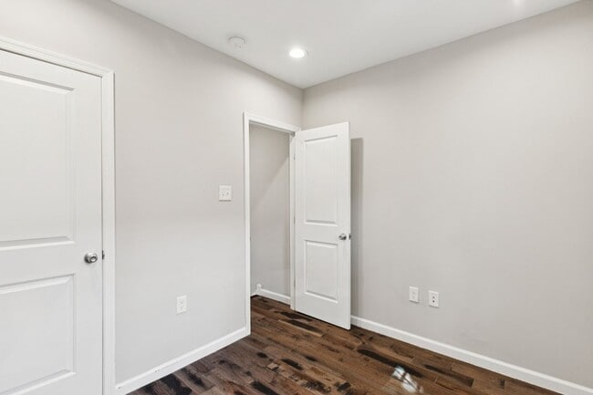 Building Photo - Grays Ferry beauty!