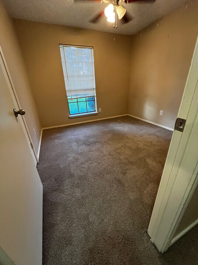 Building Photo - 1522 Sunswept Ter