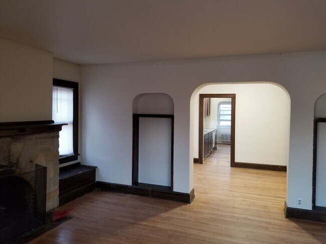 Building Photo - 2009-2011 University Ave