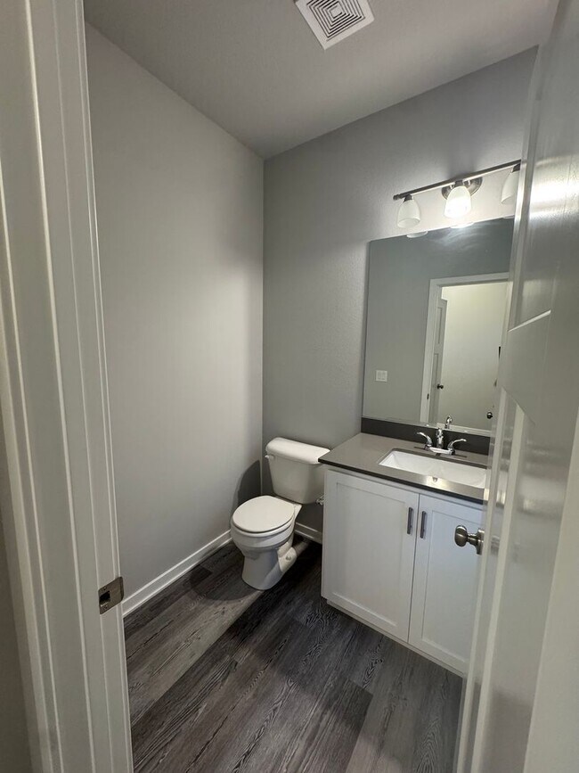 Foto del edificio - FREE RENT SPECIAL!  3 bedroom 2.5 bath Sin...
