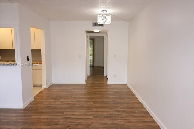 Building Photo - 615 Fanshaw N