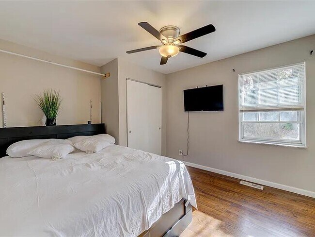 Foto del edificio - 6270 Rocket Dr