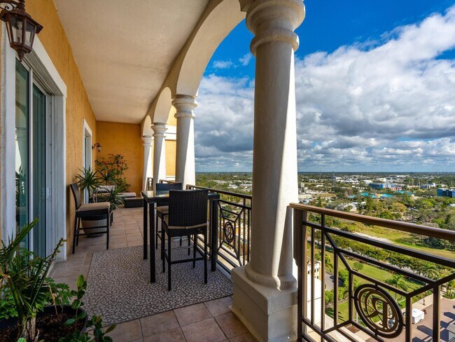 Amplio balcón con vistas a la ciudad - 750 N Tamiami Trl