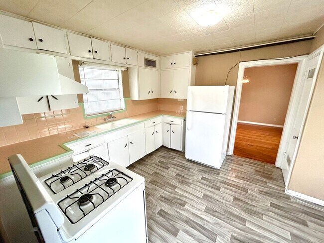 Building Photo - **COMING SOON** Lovely 2 Bedroom / 1 Bath ...