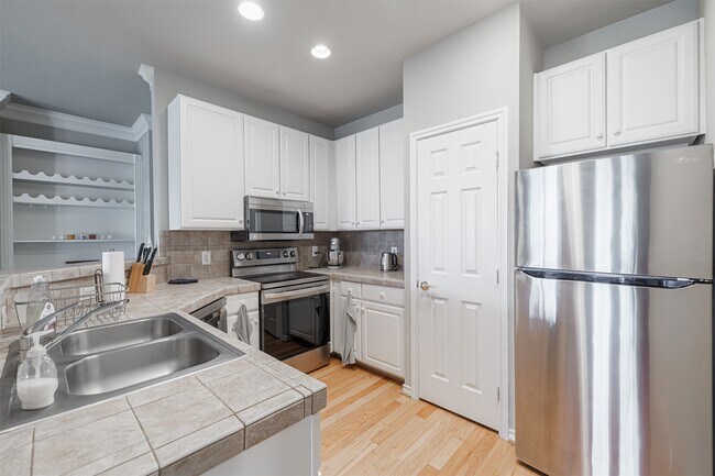 Building Photo - 2400 McCue Rd