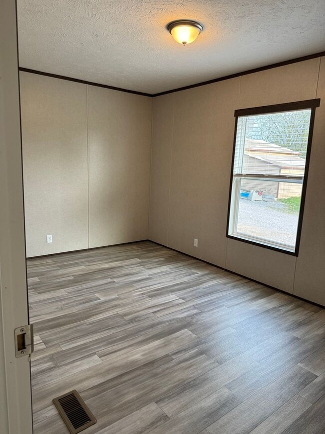 Building Photo - Newer Mobile Home in Country Setting