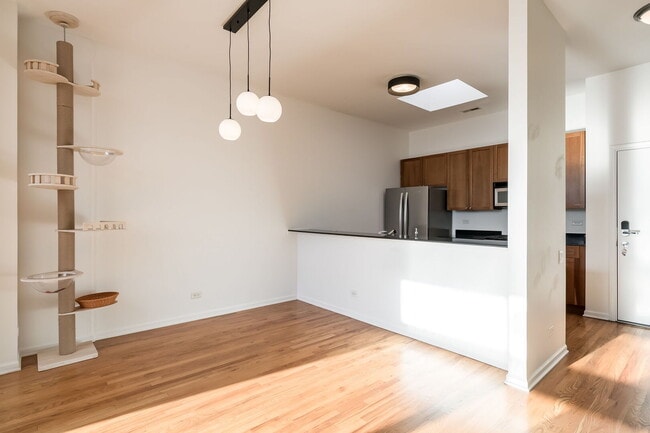 Building Photo - 2089 W Wabansia Ave