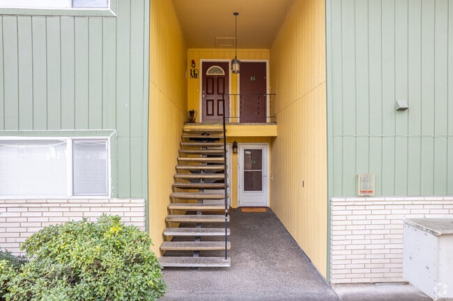 Entrance - Washington Court Condominums