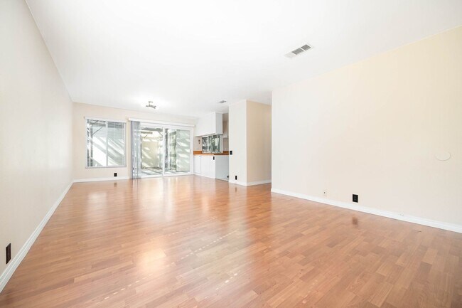 Foto del edificio - Spacious 4 Bedroom Townhouse in the Heart of Mira Mesa!