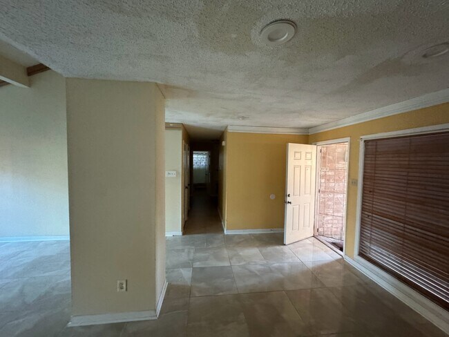 Foto del edificio - 7411 Creekfield Dr