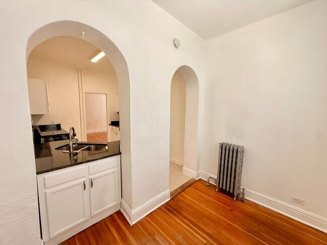 Building Photo - Gorgeous 1 Bed 1 Bath Apartment in Cap Hill! Available NOW!