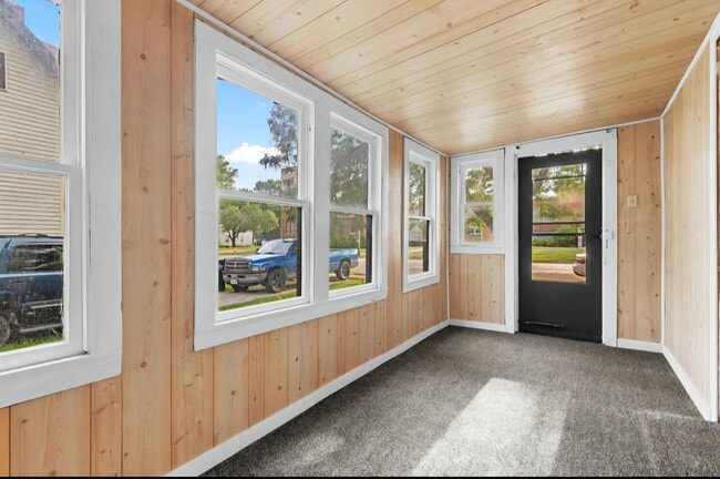 Building Photo - 1015 Bluff St