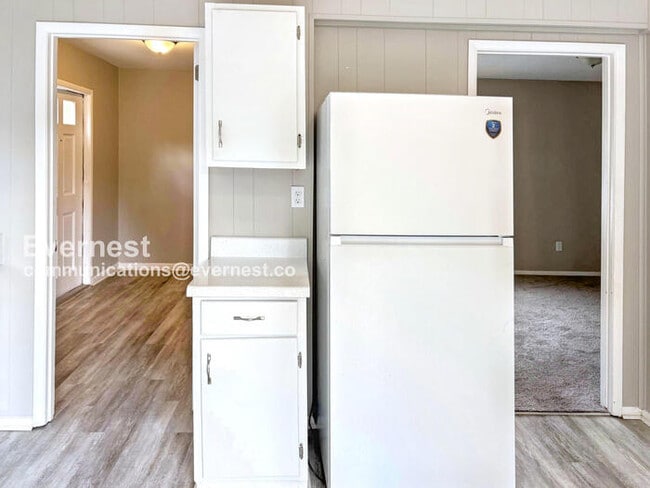 Building Photo - 1560 Meadow Ln