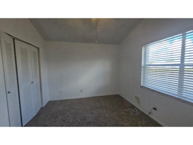 Building Photo - 1 bedroom condo