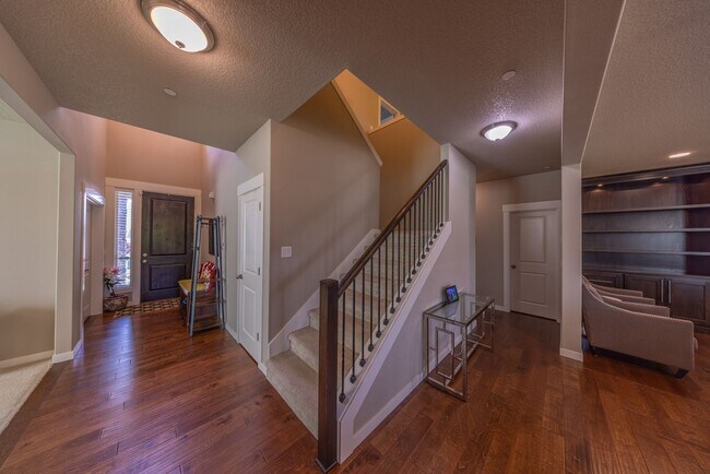 Foto del edificio - Four Bedroom Home + Bonus & Den in Gated C...