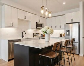 Building Photo - NorthWoods Village - 955 Catalpa Sq