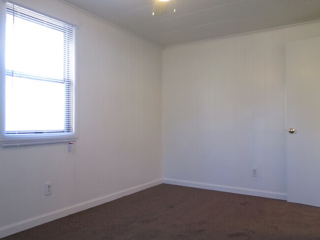 Foto del edificio - 2553-2555 Lloyd Rd