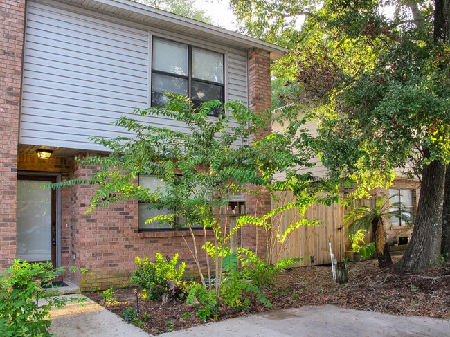 Building Photo - 618 Virginia Oak Ct