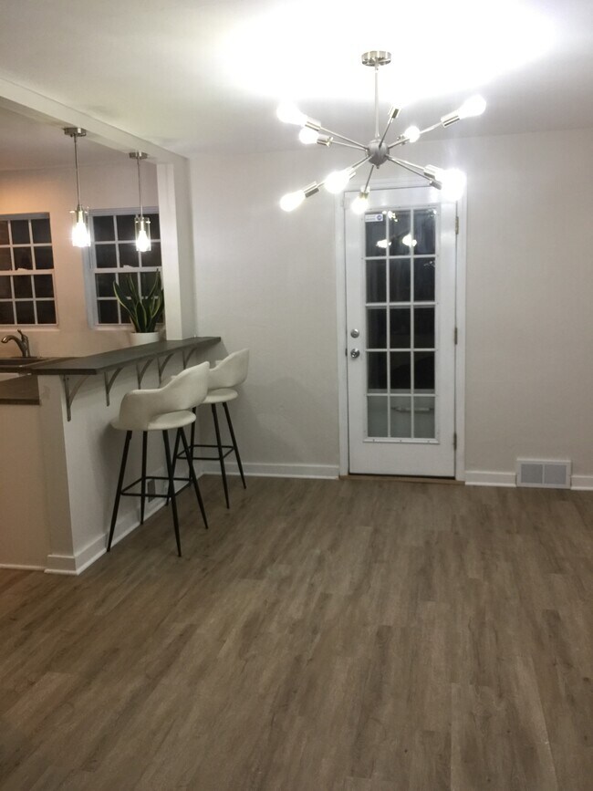 Photo - 464 Serpentine Dr House