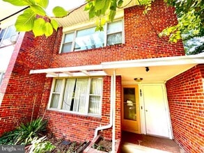 Building Photo - 108 Varnum St NE