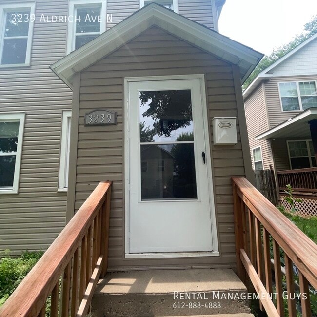Foto del edificio - Large 4 Bedroom Home! Available Immediately!