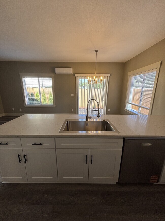 Foto del edificio - 390 Seven Oaks Ln