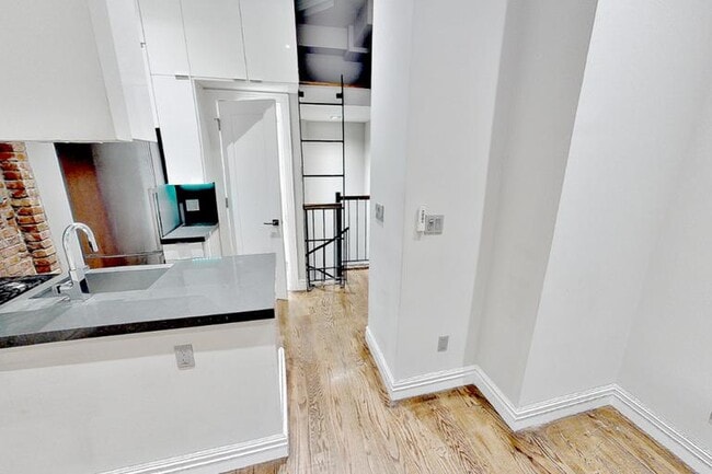 Foto del edificio - 345 E 5th St