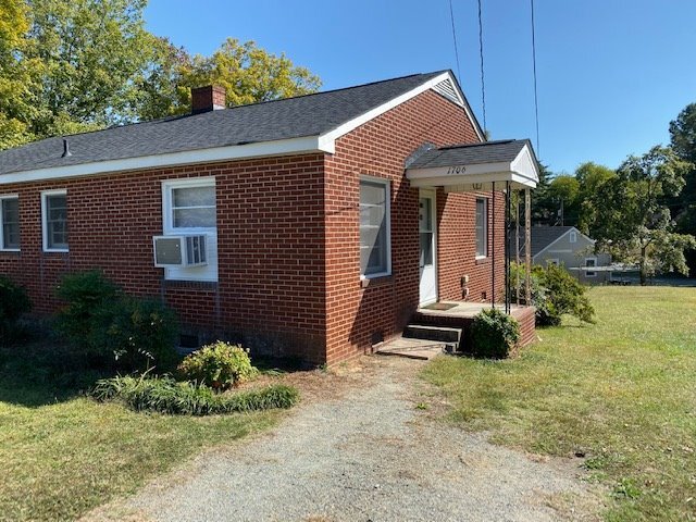 Building Photo - Duplex / Burlington