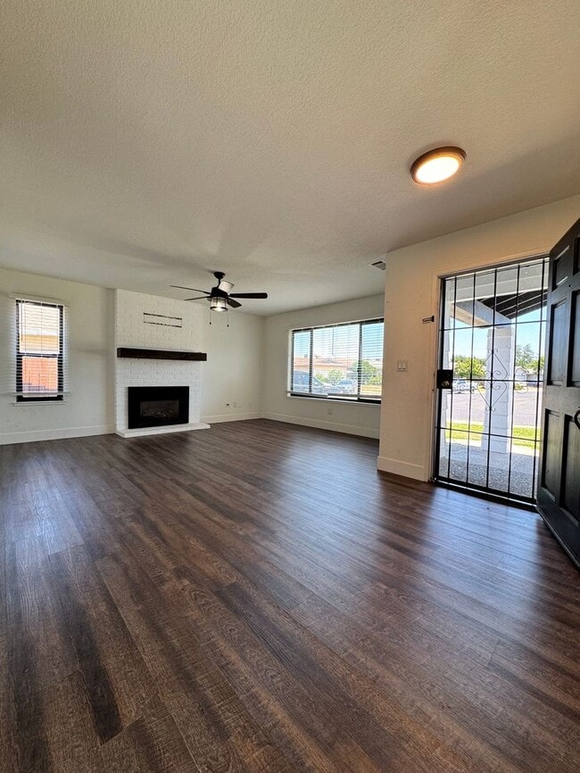 Building Photo - Available now! 3 Bed/2 Bath Home