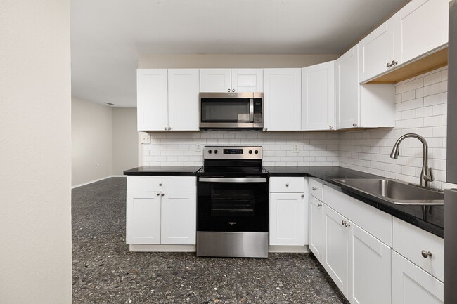 Building Photo - 5004 Oleander Dr