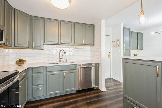 Kitchen - 2015 S Finley Rd