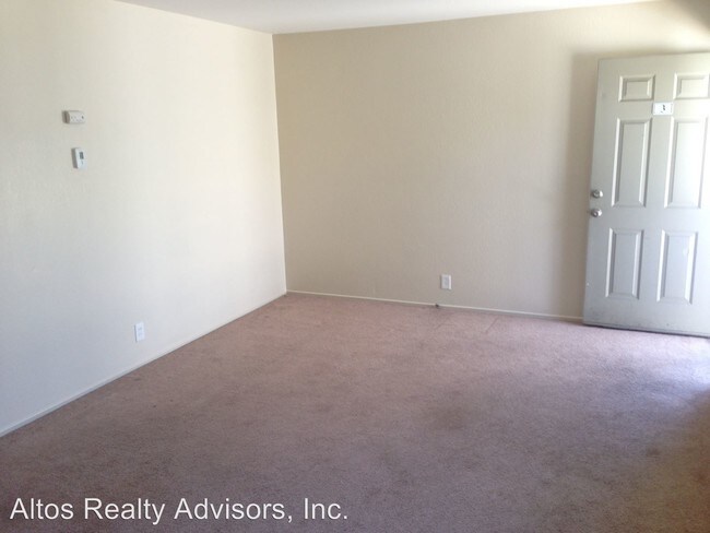 Building Photo - 2275 Royal Dr