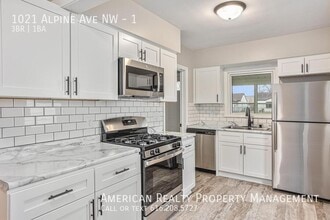 Building Photo - 1021 Alpine Ave NW