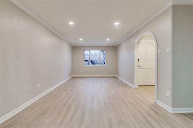 Foto del edificio - 2626 Hillshire Dr