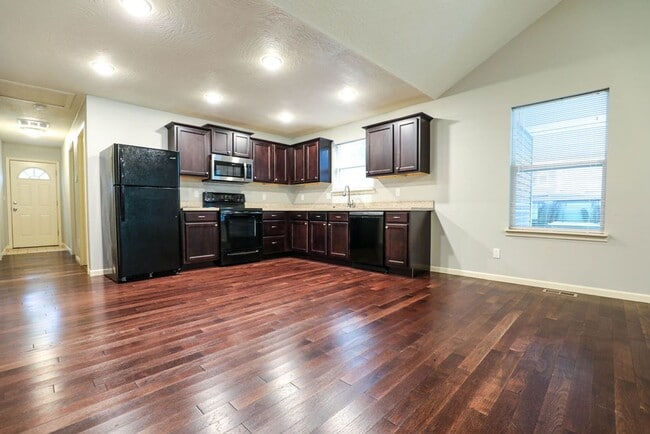 Building Photo - Beautiful & Charming 4 Bed / 2 Bath Home –...