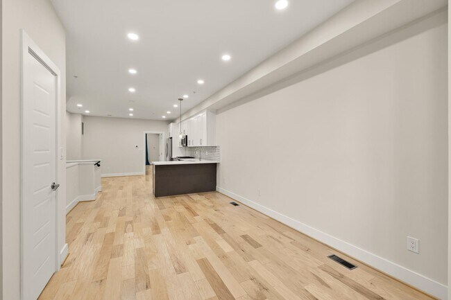 Building Photo - 614 I St NE