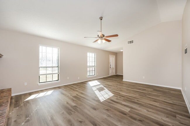 Building Photo - 2410 Bentley Dr