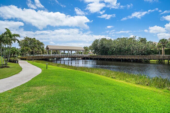 Foto del edificio - 16885 Waterbend Dr