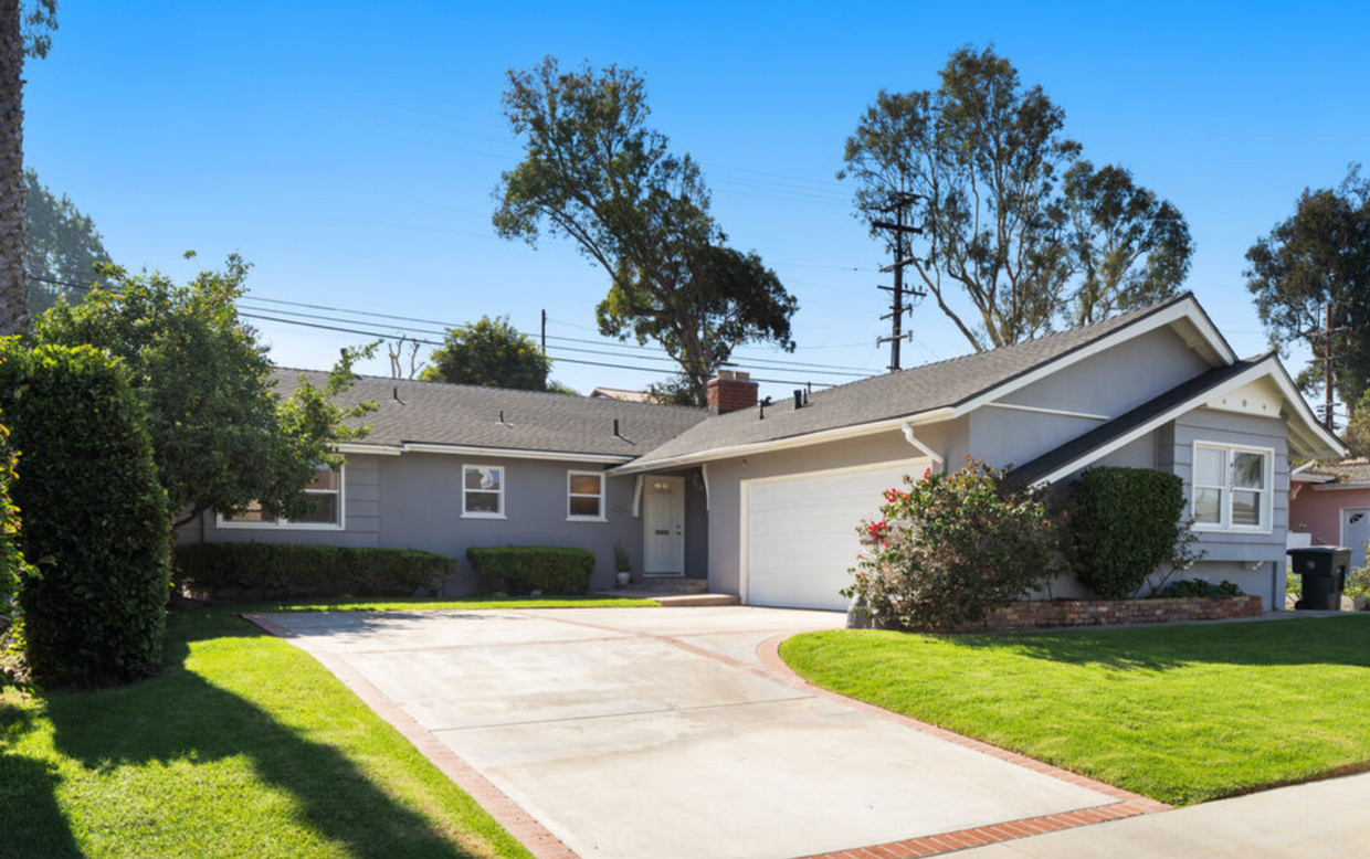 Primary Photo - Upper Hollywood Riviera 3 Bedroom 2 Bath Home