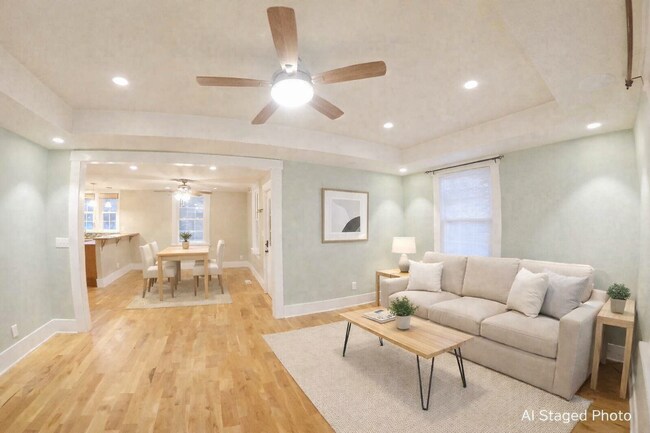 Foto del edificio - Huge Fenced-in Yard + Washer & Dryer Included + Beautiful Hardwood Floors! Available May 2nd!