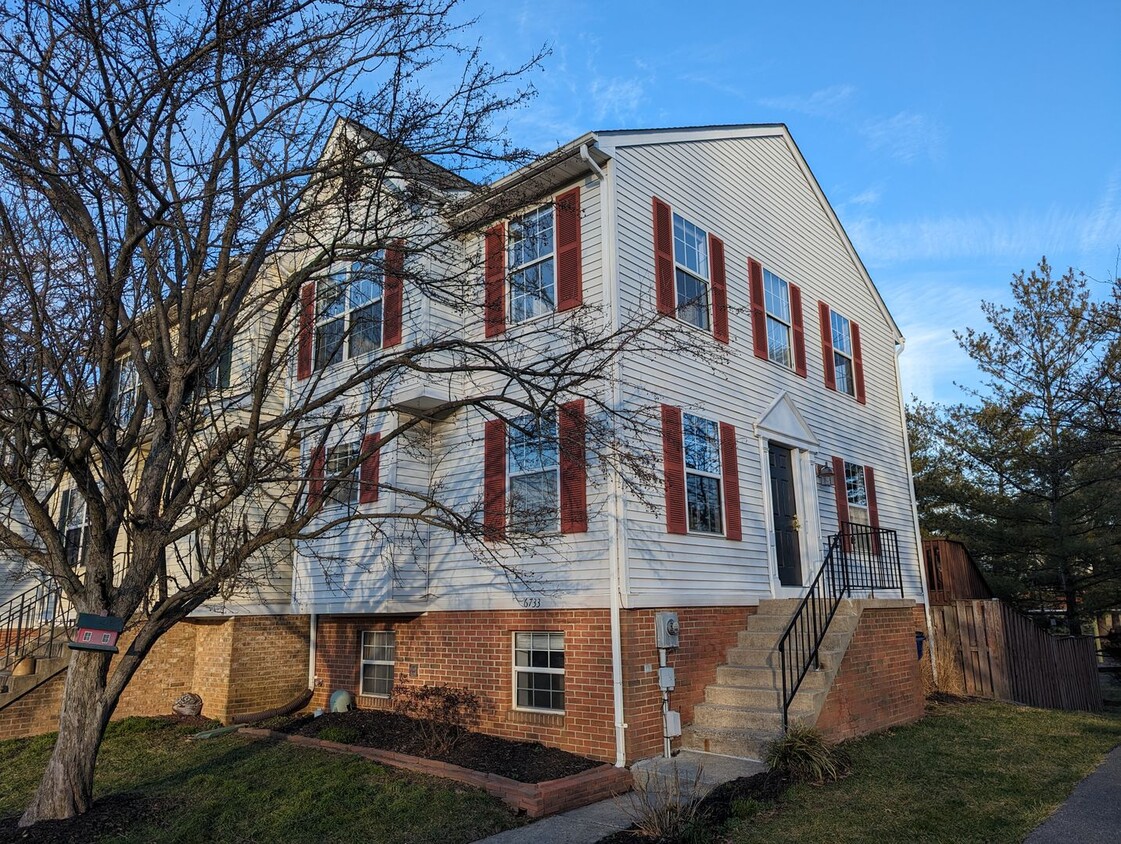 Primary Photo - Beautifully maintained END UNIT townhouse ...