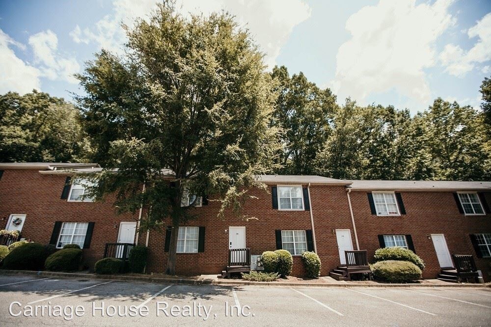 Foto principal - 825 Gaines School Rd